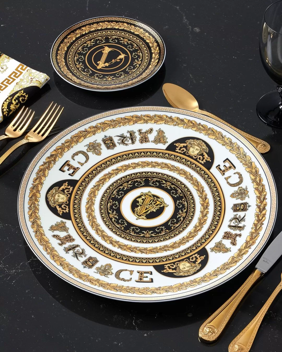 Virtus Alphabet V Charger Plate 33 Cm*Versace Sale